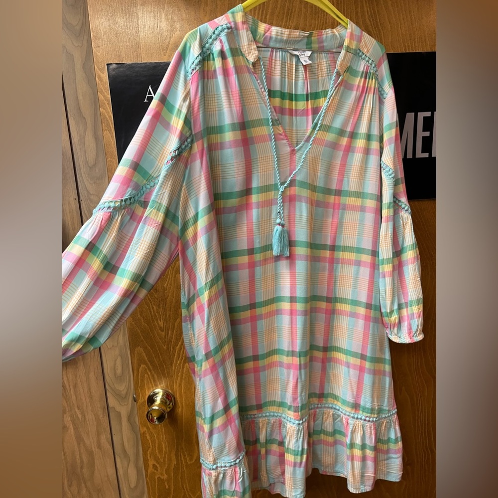 XL Crown & Ivy beautiful V pastel neck dress